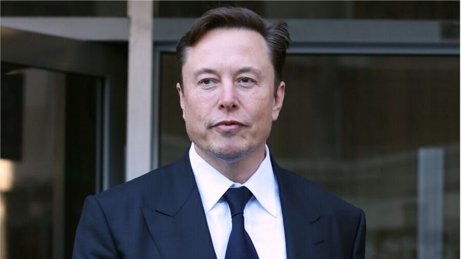 Генеральный директор Tesla Илон Маск покидает Федеральное здание Филлипа Бертона в Сан-Франциско, Калифорния, 24 января 2023 года. (Justin Sullivan/Getty Images)