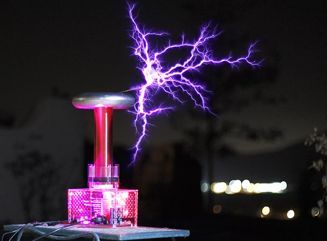 Выпускник электрического разряда. Drsstc катушка тесла. Электрический разряд. Никола тесла катушка теслы. Трансформатор николы тесла.