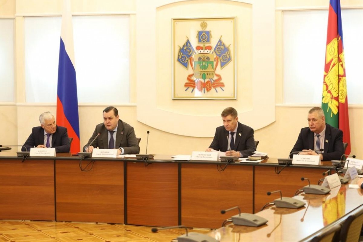    В ЗСК дали старт краевой конференции, посвященной 30-летию Конституции РФ