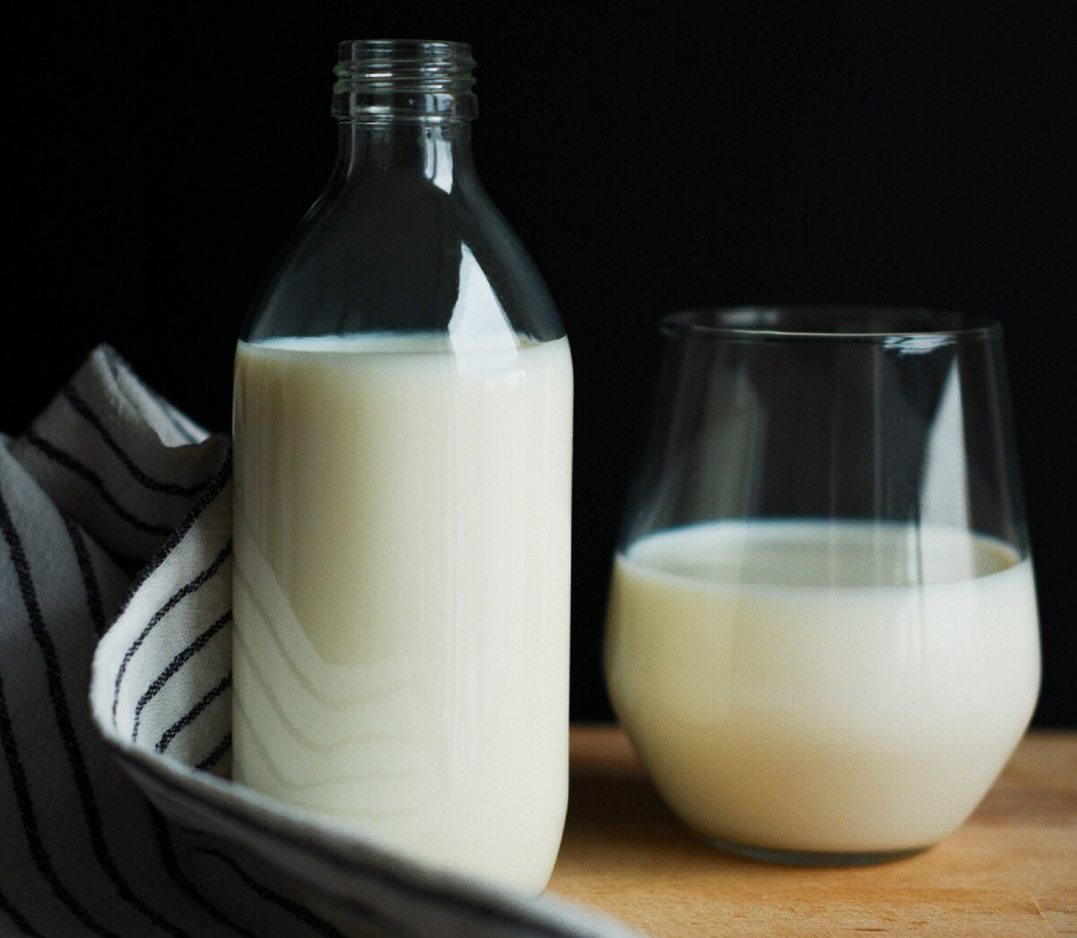 Молоко. Горькое домашнее молоко. Горькое домашнее молоко. Горькое домашнее молоко. Кувшин с молоком.