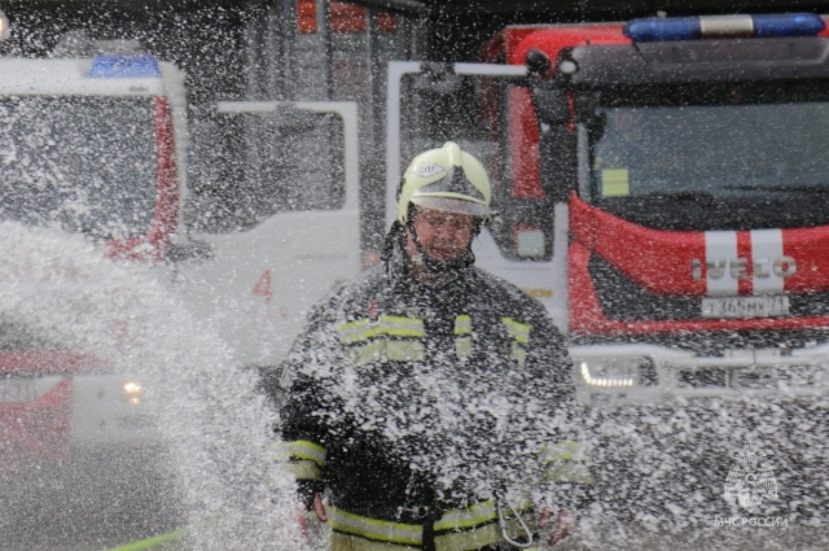    Тульского спасателя облили из брандспойтов перед уходом на пенсию