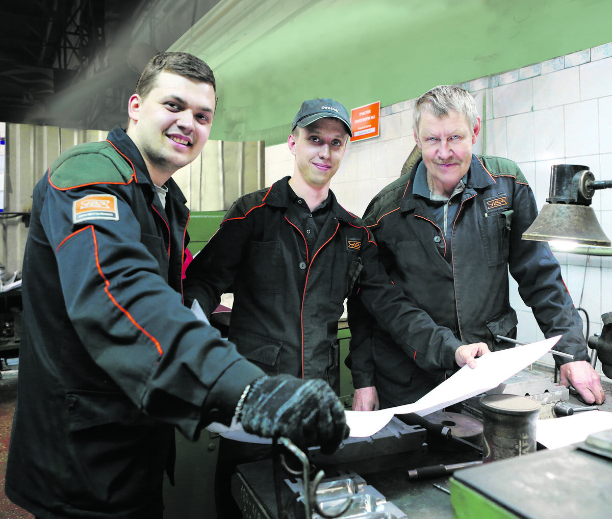 Слесари-инструментальщики Константин Иванов, Денис Спиридонов и Михаил Предин