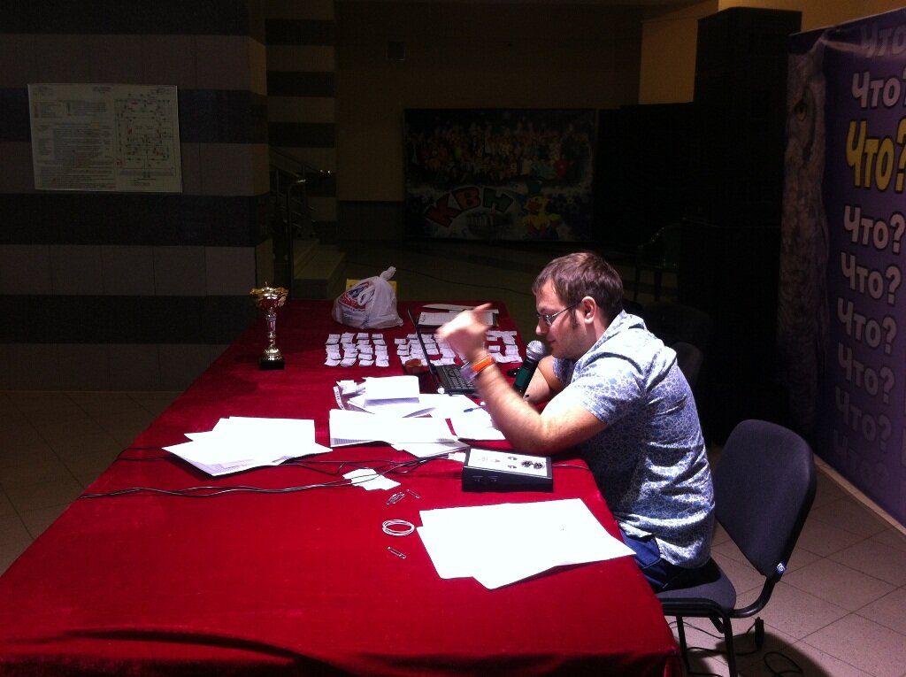 Ведущий брейн-ринга за даёт очередной вопрос. Перед ним - "Брэйн-система" (подробнее см. в предыдущей статье)