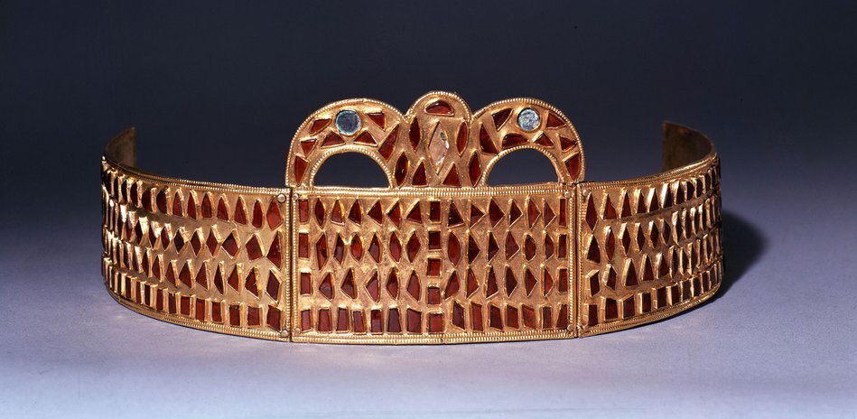 «Корона Керчи». Эта диадема знатной дамы была обнаружена в могиле периода Великого переселения народов в Керчи, в древнем городе Пантикапее, Крым. Она инкрустирована красными драгоценными камнями граната. Конец 4-1-я половина 5 века нашей эры. 