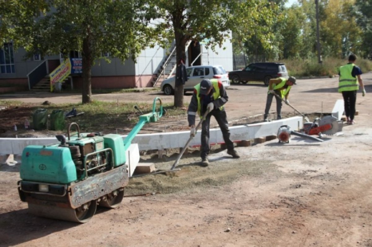    В городе срезают повреждённый асфальт и ремонтируют ограждения.