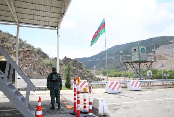Несмотря на недовольство армянской оппозиции и сепаратистов, армяне пользуются блокпостом на мосту Хакари