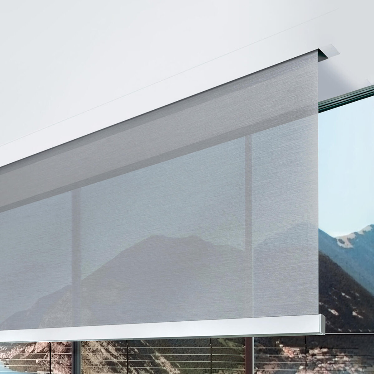 Благодаря встраиваемым шторам, потолок в помещении остается ровным, а окна - абсолютно открытыми. 
