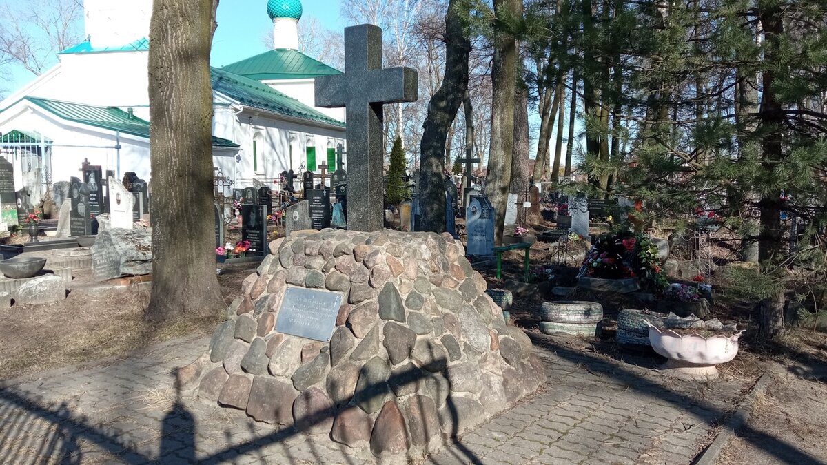 Памятник защитникам Ярославля, павшим в битве на Туговой горе. Расположен близ церкви Параскевы Пятницы. Фото Антона Шишкина.