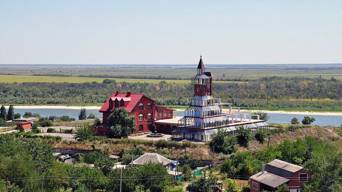     Май – идеальный повод для короткого путешествия. Тем, кто не желает уезжать далеко от дома RostovGazeta предлагает топ-10 мест, которые стоит посетить в Ростовской области: руины древнего города, русский «Диснейленд» и ростовский японский сад без очередей