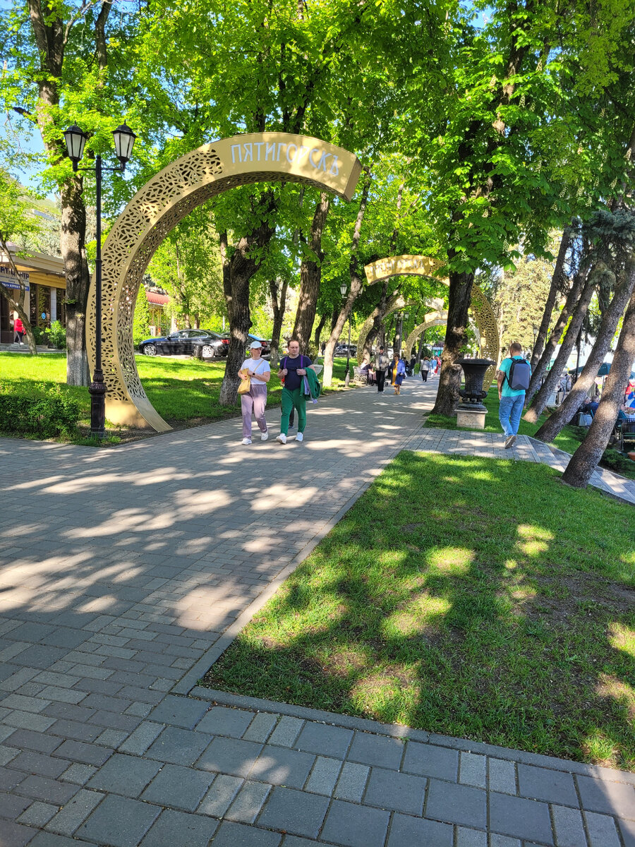 Прогулочная аллея парка Цветника!