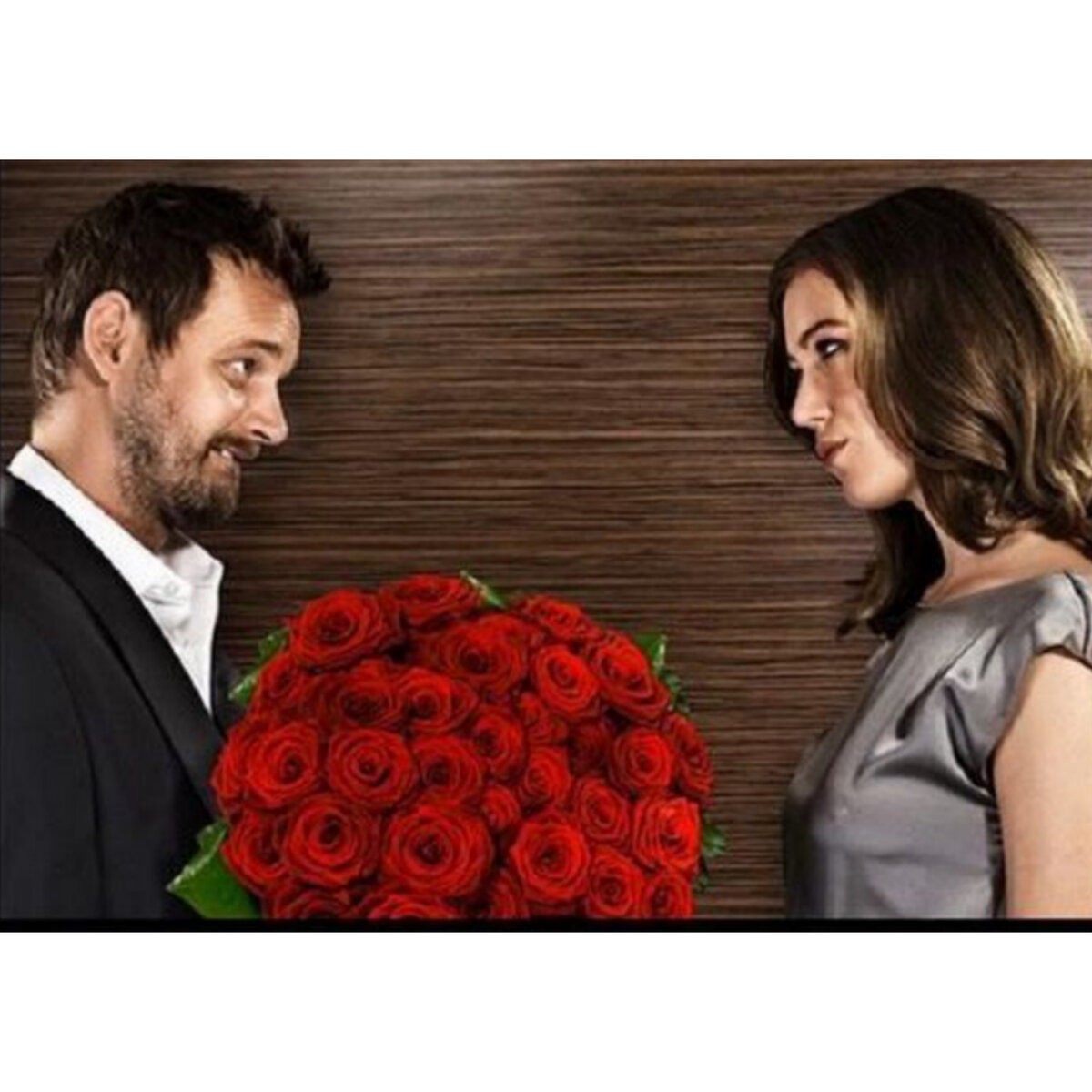 Red wife. Мужчина дарит цветы женщине. Цветы от мужчины. Мужчина с цветами. Цветы от мужчины женщине.