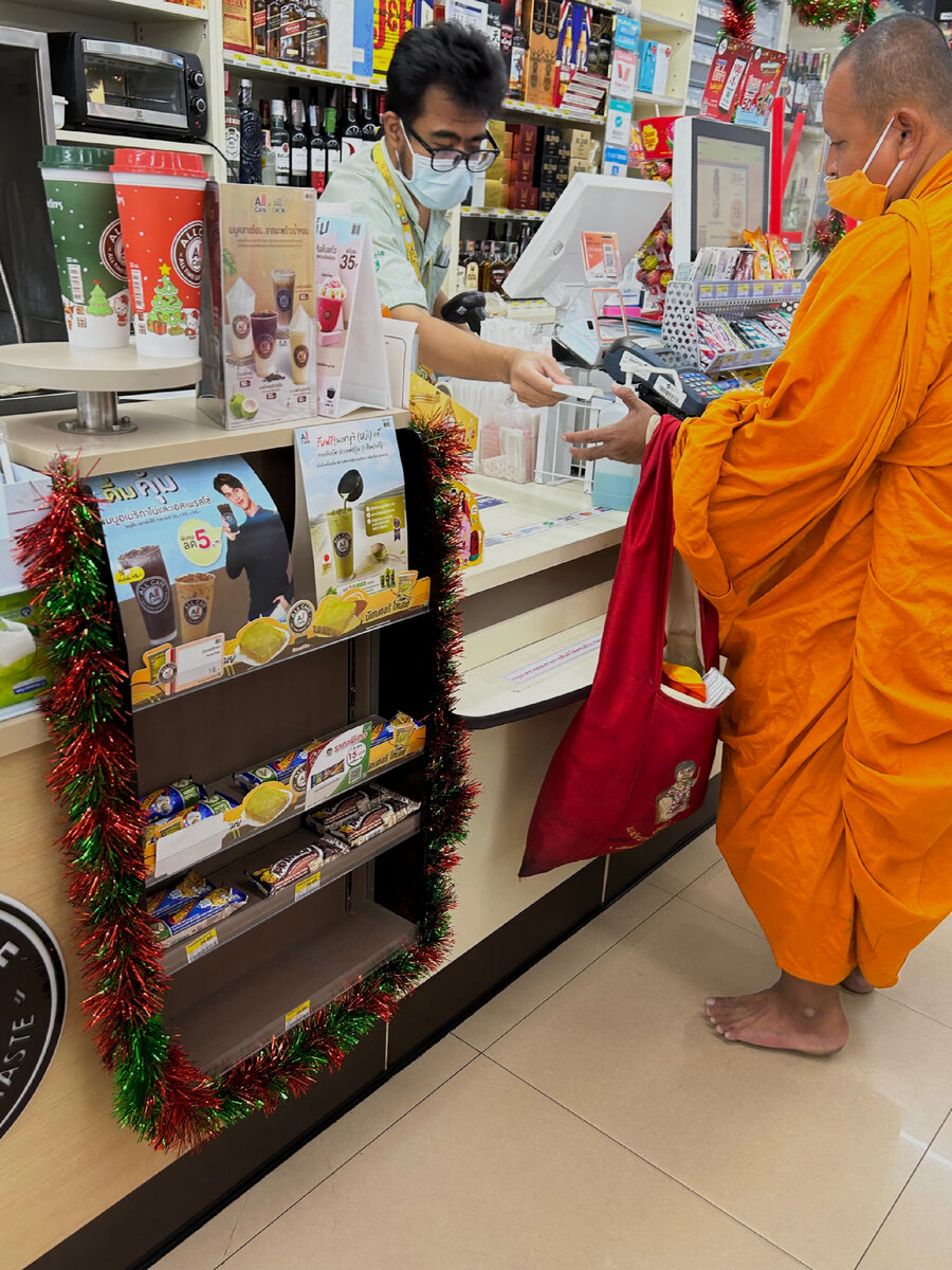 Монах покупает еду в магазине. 