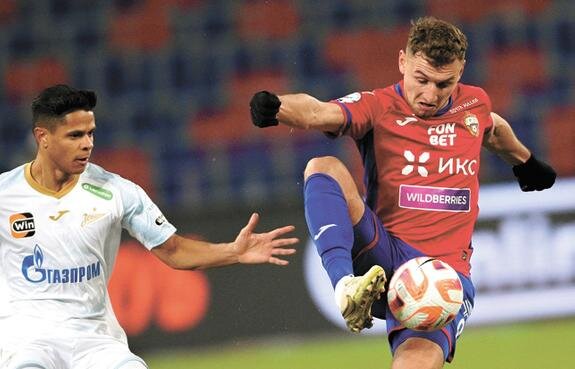    Игрок «Зенита» Дуглас дос Сантос (слева) и игрок ЦСКА Фёдор Чалов в матче 20-го тура чемпионата по футболу. Фото РИА Новости