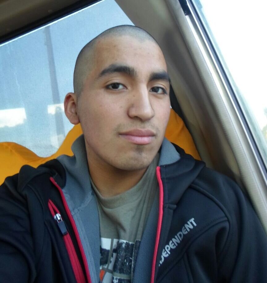 Марко во время учебы в лицее. Там запрещают иметь длинные волосы