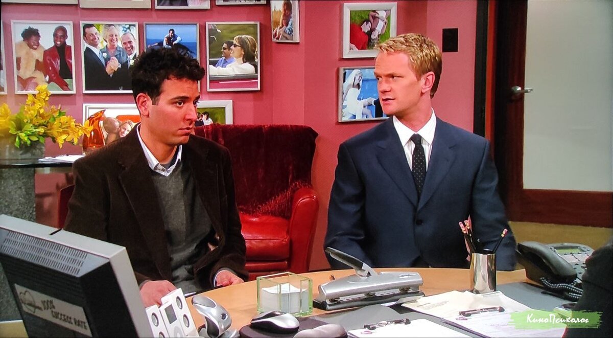 "Как я встретил вашу маму", кадр из фильма. Тед и Барни в брачном агентстве.