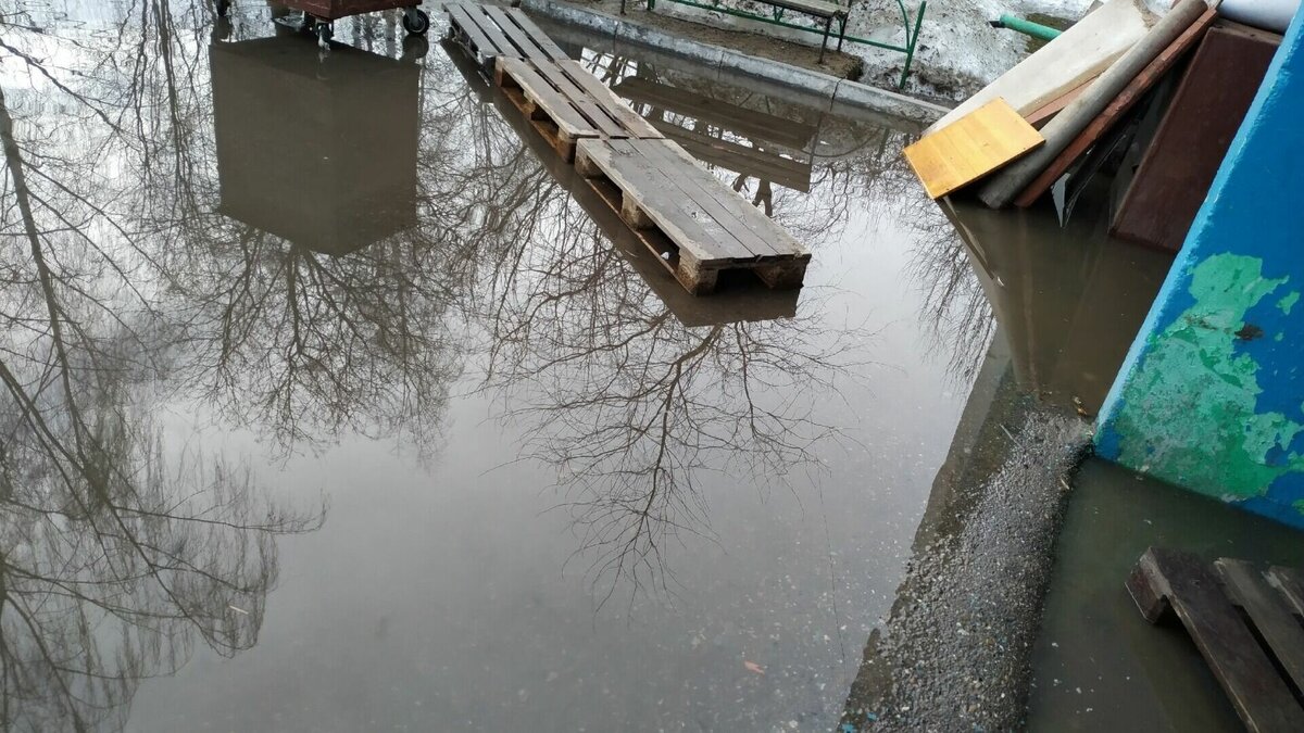     Жители дома №4 по улице Королева в Зеленодольске пожаловались на систематические подтапливания входной группы здания. Владельцам квартир приходится буквально тонуть в лужах по пути к подъезду. Inkazan узнал, что один из жильцов намерен обратиться в прокуратуру.