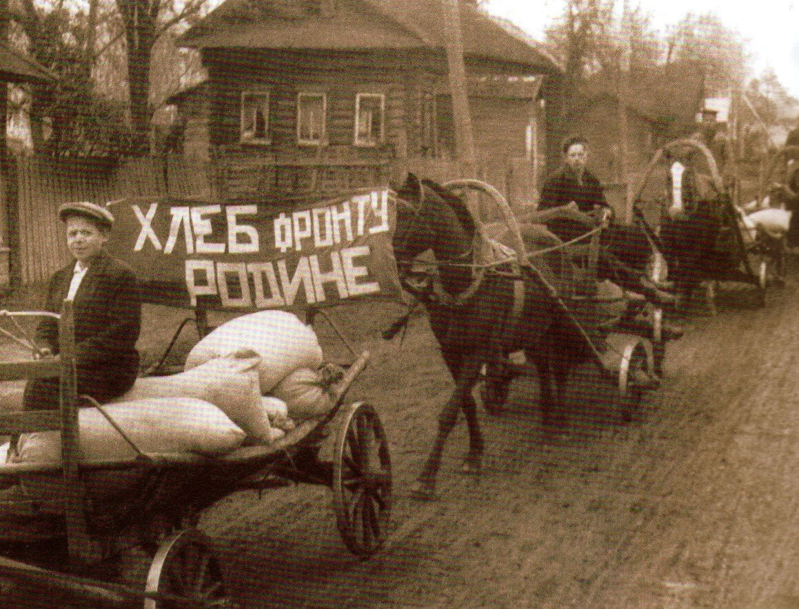 Обоз с зерном. 1942 год. waralbum.ru