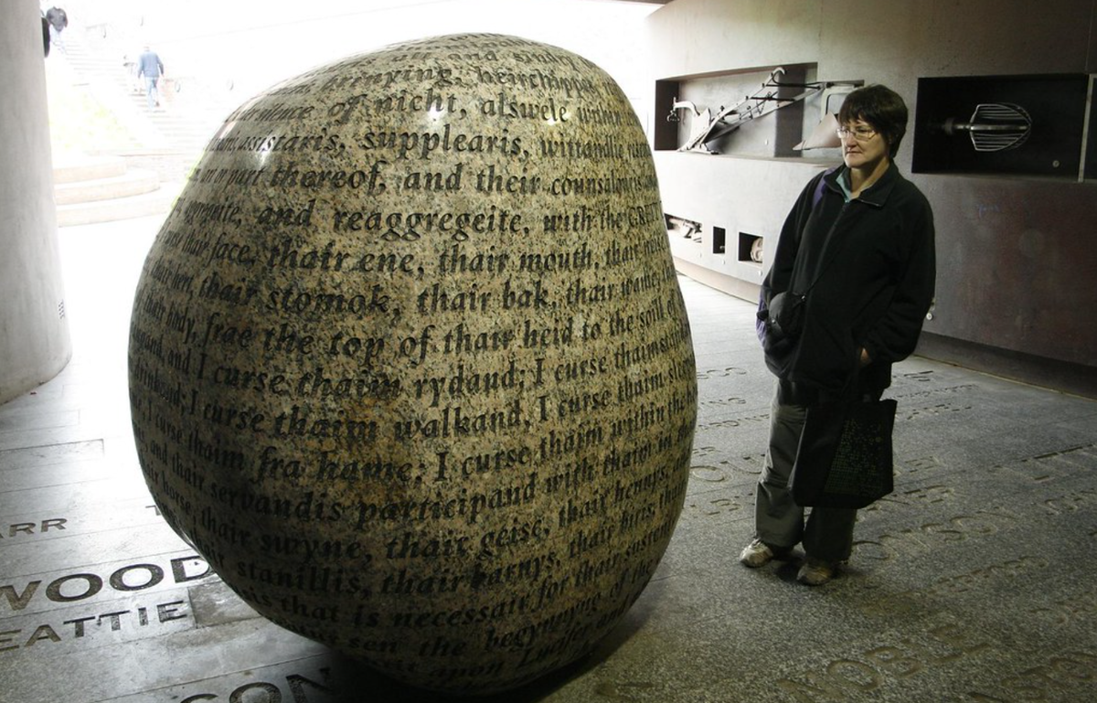 "Проклятый камень", который стоит в подземном переходе возле дома-музея Талли в городе Карлайл 