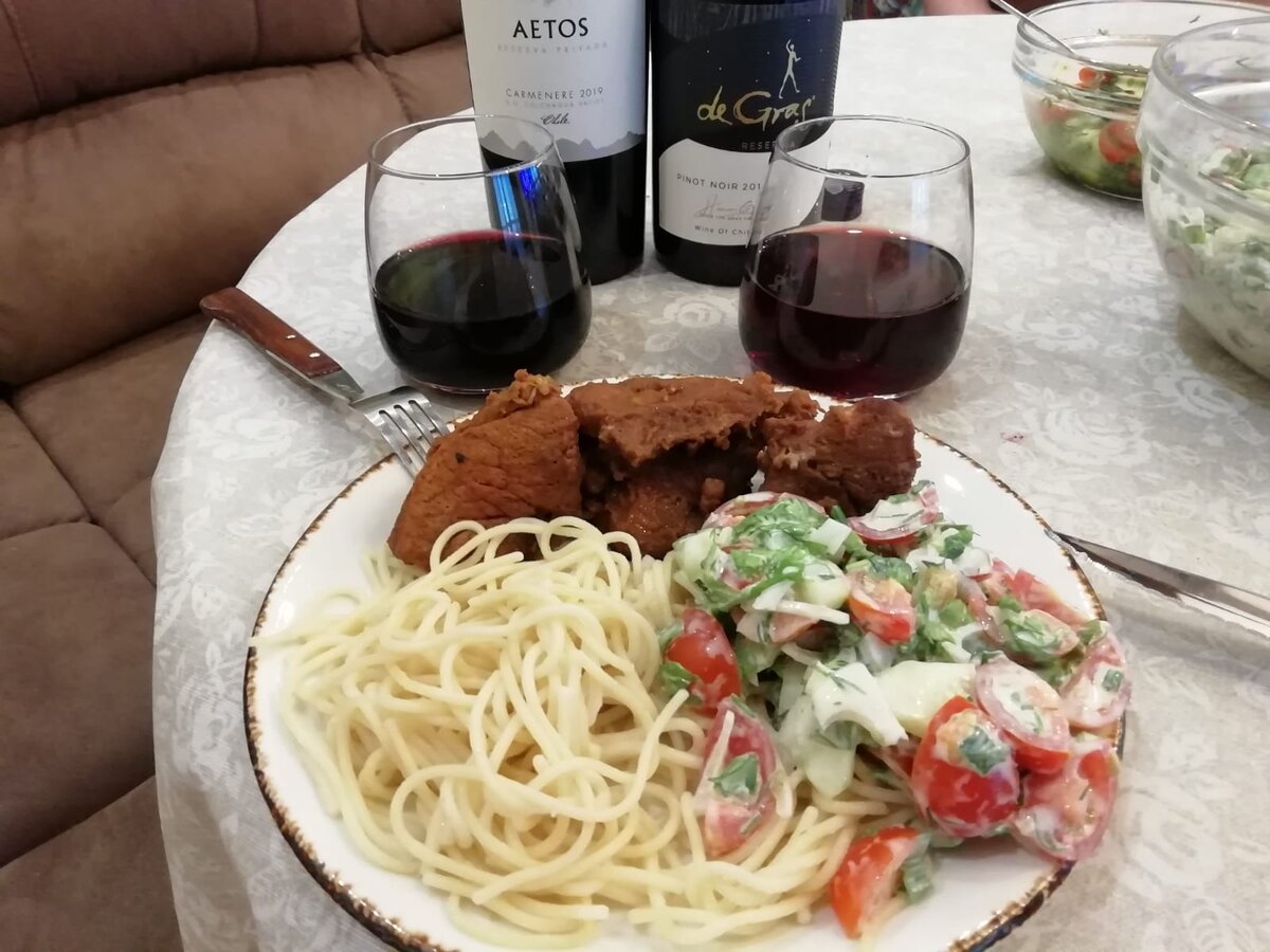 Мясо в духовке с спагетти, и овощным салатом