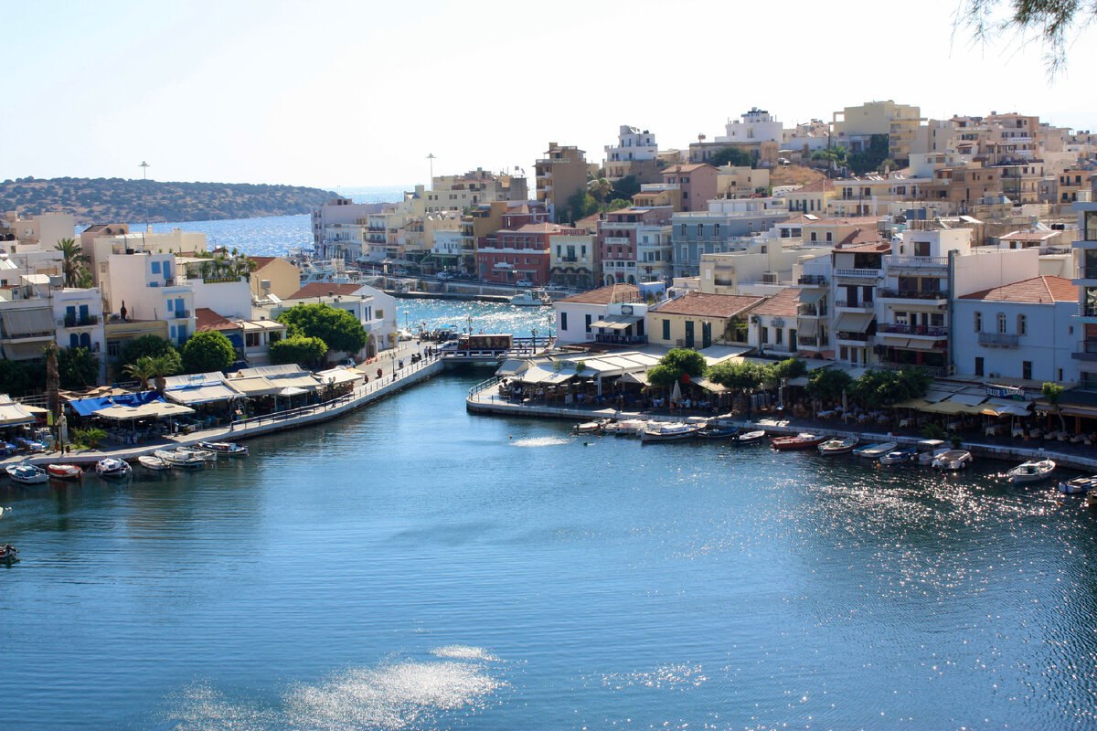 Агиос-Николаос (этот городок красив, но не попал на самый верх)