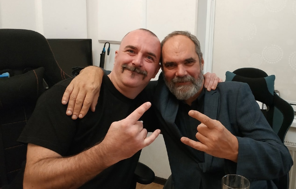 Олег Двуреченский (справа) долгие годы с умным видом делится проблемами левого движения, рассказывая, что и как надо делать, чтобы на полусогнутых войти в доверие и к наёмным работникам, и к их хозяевам. Почему на полусогнутых? Потому, что идти по жизни в темноте можно только согнувшись.