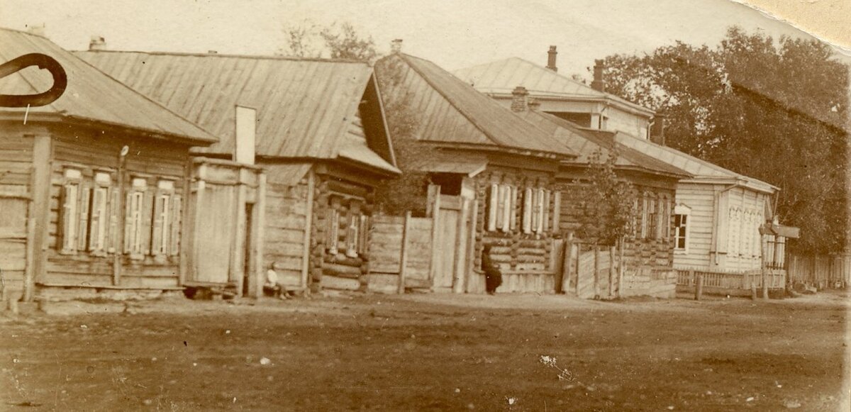 Сегодня рассмотрим фото Бориса Евгеньевича Бегичева, образца 1907 года. На фотографии изображен перекресток улицы Пушкина (четная сторона) с 1-м Прудским переулком.