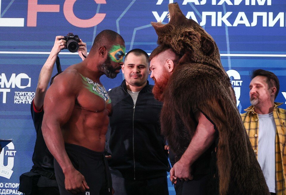     Лицом к лицу: русский медведь и бразильский монстр. Фото: Ural Fighting Championship