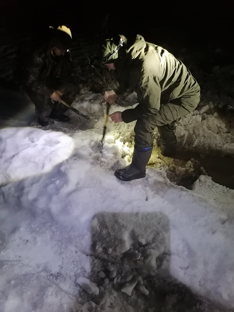 Серёжа присоединился, от меня тень телефона в свете фонарика )