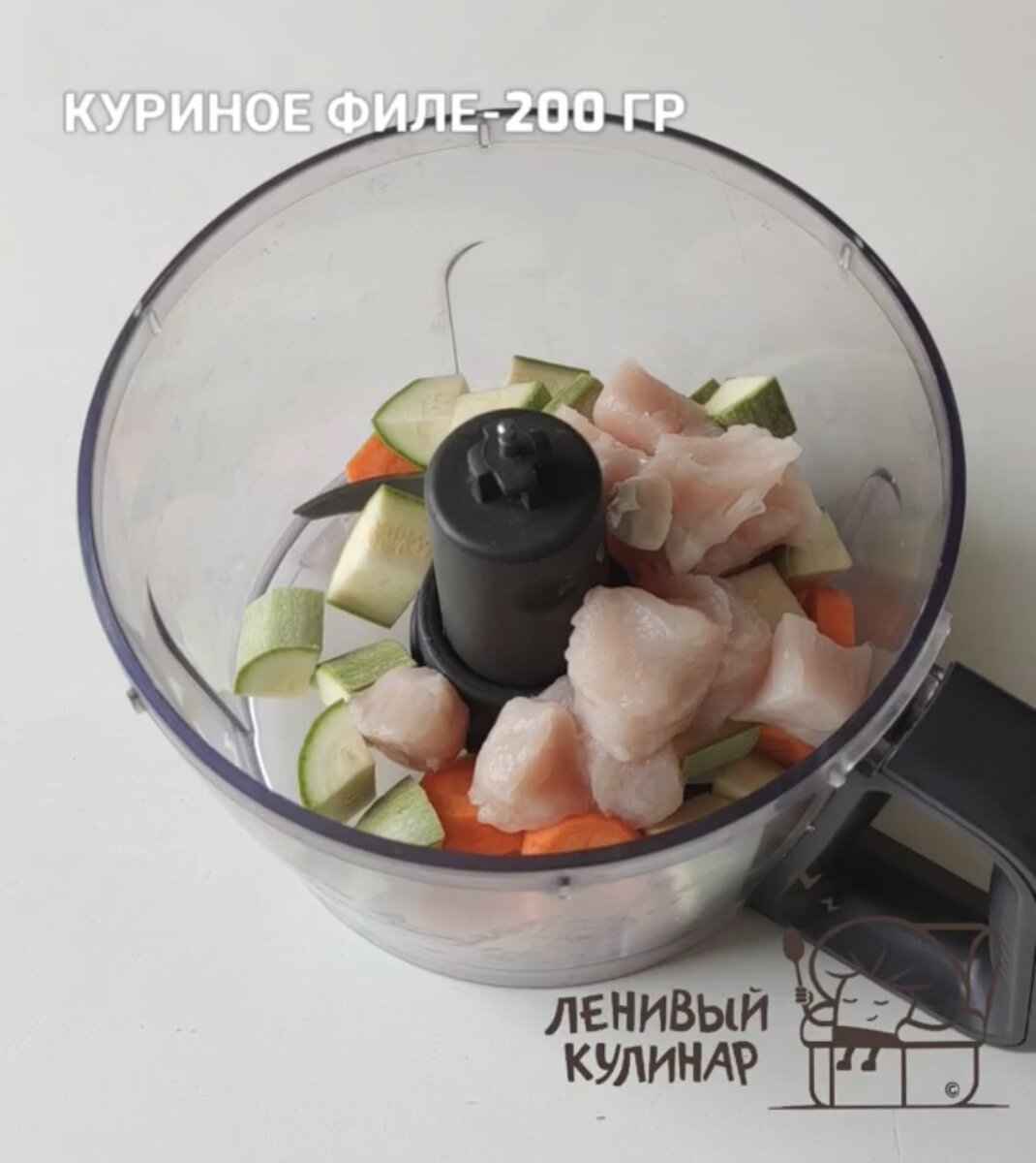 Добавляем куриное филе (200 г) 