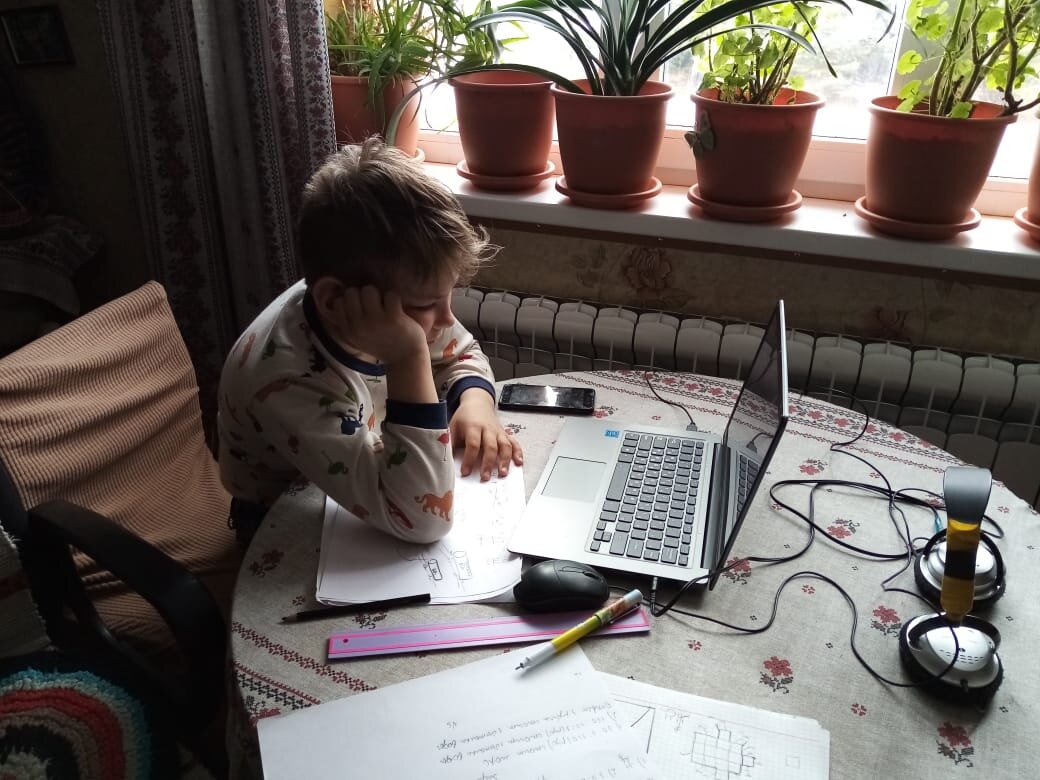 Толик решает пробные задания по ВПР сам и с желанием! Мне это фото вчера Юра на работу прислал. Мы оба так этому обрадовались!))