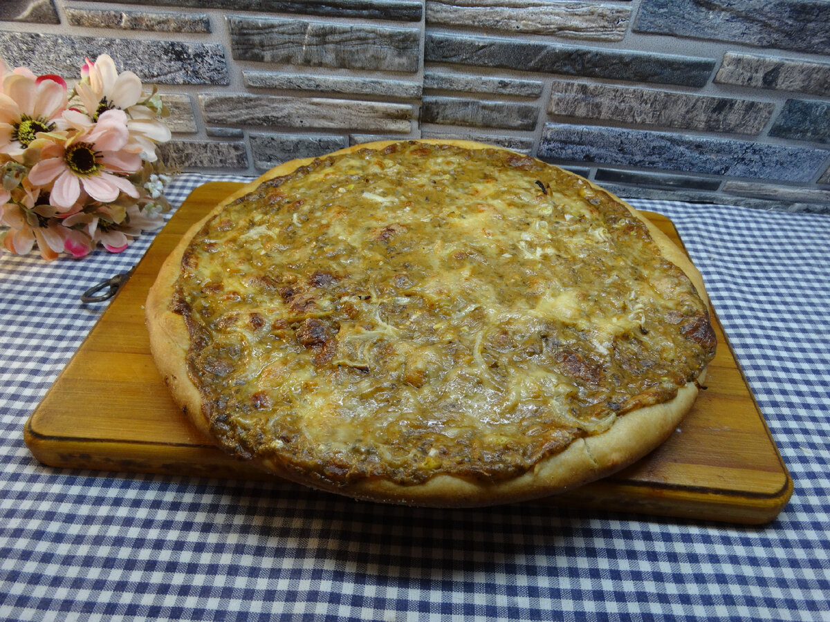 Пирог с рисом и килькой в томатном соусе.