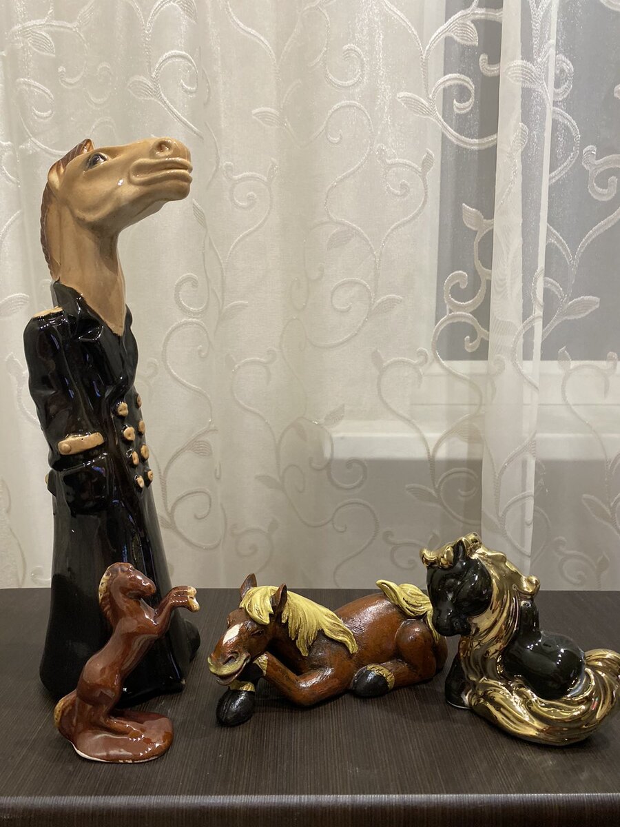 Небольшая коллекция лошадей разных