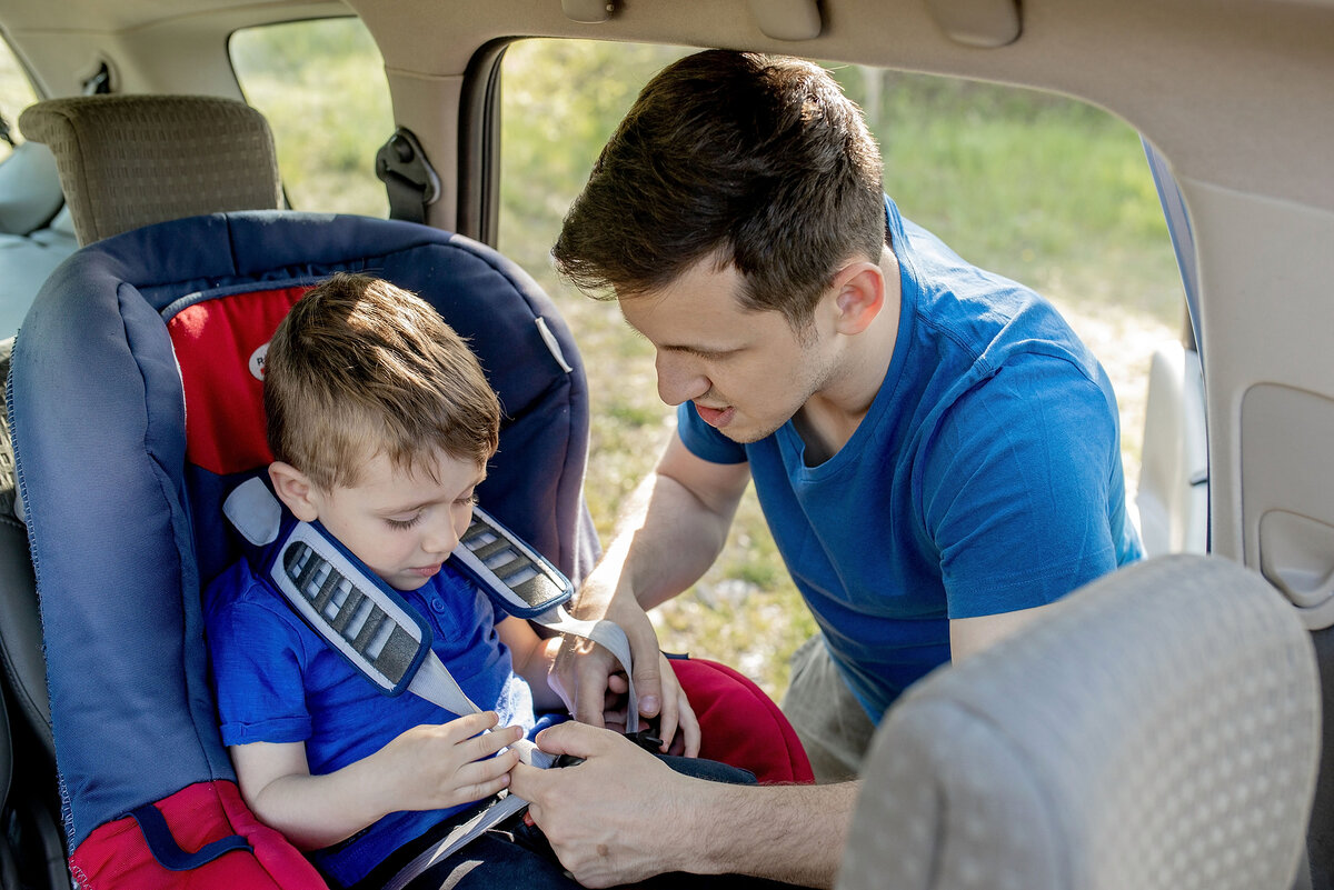 Пристегните ремни безопасности. Пристегнутый ремень безопасности. Пристегивайте ремни безопасности. Ребёнок в автомобиле пристёгнут.