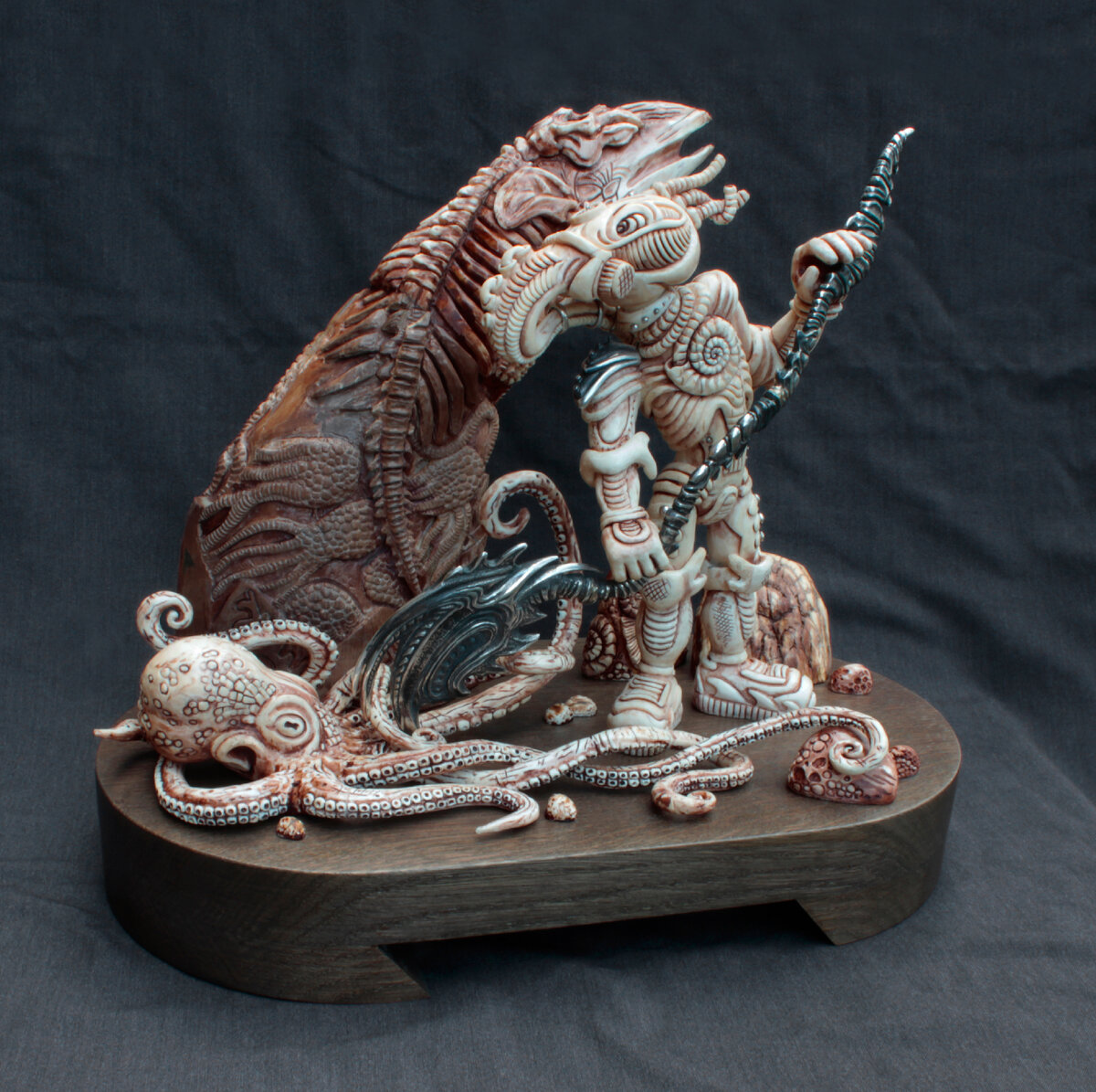 «Homo Monstrous» (бивень мамонта, серебро; высота скульптуры 26 см, длина 36 см; подставка - дуб, длина 37 см, высота 5,6 см, ширина 21 см; 2020 год) Маргарита Бородина мл.