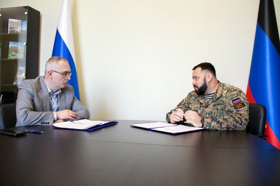     Вопрос о статусе ветерана боевых действий для ополченцев Владимир Бидевка обсудил с председателем Комитета Народного Совета по безопасности и обороне Виталием Кравцом. Фото: Бидевка/ТГ