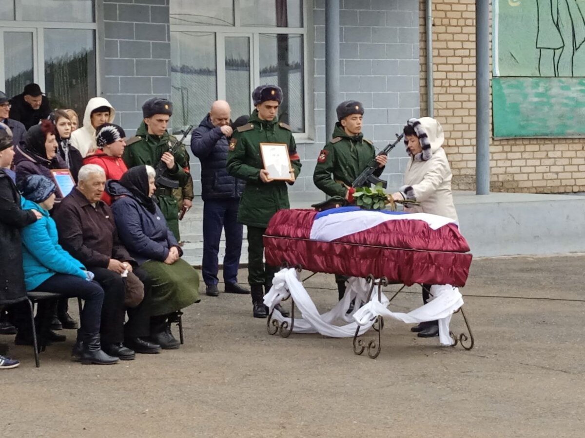  📷    В Сорочинском округе простились с героем Вячеславом Пилипчуком, погибшим в ходе СВО Андрей Севостьянов
