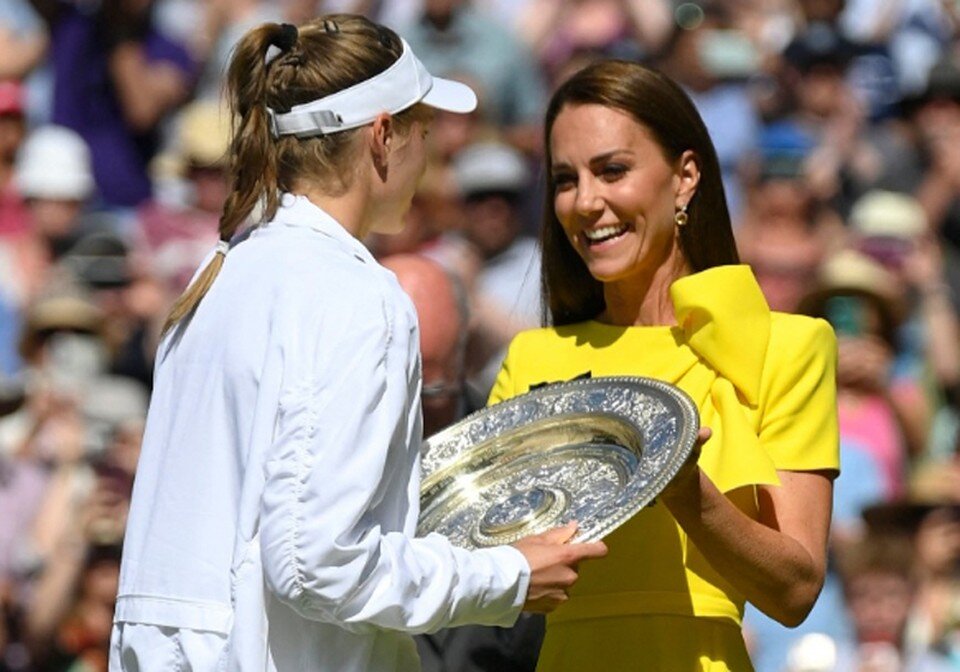     Кейт Миддлтон наградила за победу на Уимблдоне-2022 москвичку Елену Рыбакину, выступающую за Казахстан. Фото: Reuters
