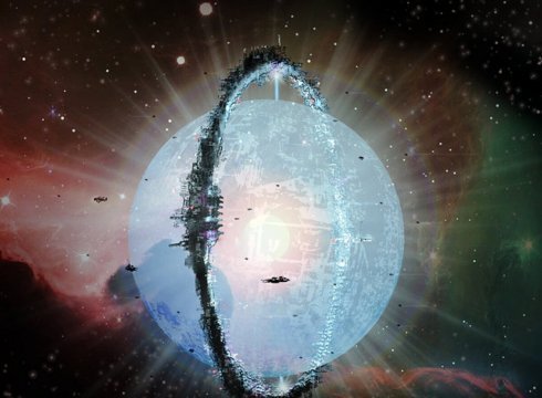 Испанские и американские астрономы сделали удивительное открытие благодаря крупнейшему в мире телескопу. Удалось разглядеть звезду, находящуюся примерно в 20 тысячах световых лет от нас. Изначально исследователей заинтересовала странная периодичность её свечения. Она буквально включалась на несколько дней, после чего выключалась. Цикл свечения длился около 5-ти суток. Затем звезда гасла и оставалась такой примерно 3-е суток, после чего вновь светилась. 
Явления подобного характера ранее не были известны астрономам, что натолкнуло их на мысль, что они открыли новый вид звёзд. Однако, правда оказалась ещё более фантастичной. Дело в том, что возле этой звезды располагается сразу пять планет в поясе жизни. Их возраст оценивается в 5-5,2 миллиарда лет. То есть, времени на развитие там жизни было предостаточно.

Сфера Дайсона вокруг звезды. (Фото главное)

Но и это не самое интересное. Вокруг звезды находится некое образование, похожее на кольца, как у всем известного Сатурна. Правда, и здесь учёных ожидало необычное. Дело в том, что кольцо практически вплотную прилегало к мантии звезды. Как при этом космическое тело не поглотило данный пояс – большой вопрос. По всем законам физики сила притяжения звезды и огромная температура – в десятки раз горячее, чем наше Солнце, должны были попросту уничтожить эту конструкцию. Но, этого не происходит.

Объяснить столь странное открытие взялся испанский астроном Рафаэль Морено: «Увы, выяснить, из какого материала состоят кольца, нам не удалось. Возможно, это какой-нибудь совершенно новый сплав, позволяющий выдерживать столь чудовищную температуру. У нас сложилось впечатление, что этот пояс сдерживает температуру и энергию звезды. Если это так, то мы открыли новый вид космических образований. Правда, тогда встаёт очередной вопрос: «А кто вообще создал это?» Понимаете, природа – безусловно, лучший творец, но если все 5 экзопланет удалось заселить одной цивилизации, то, может быть, это грандиозная установка для переработки энергии их звезды? А заодно и возможность сдерживания и контроля над безопасностью космического тела. Если это так, то их уровень развития недостижимо высокий, по сравнению с нашим».