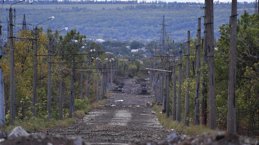     Окраина города Бахмута в Донецкой области. Архивное фото РИА Новости Виктор Антонюк