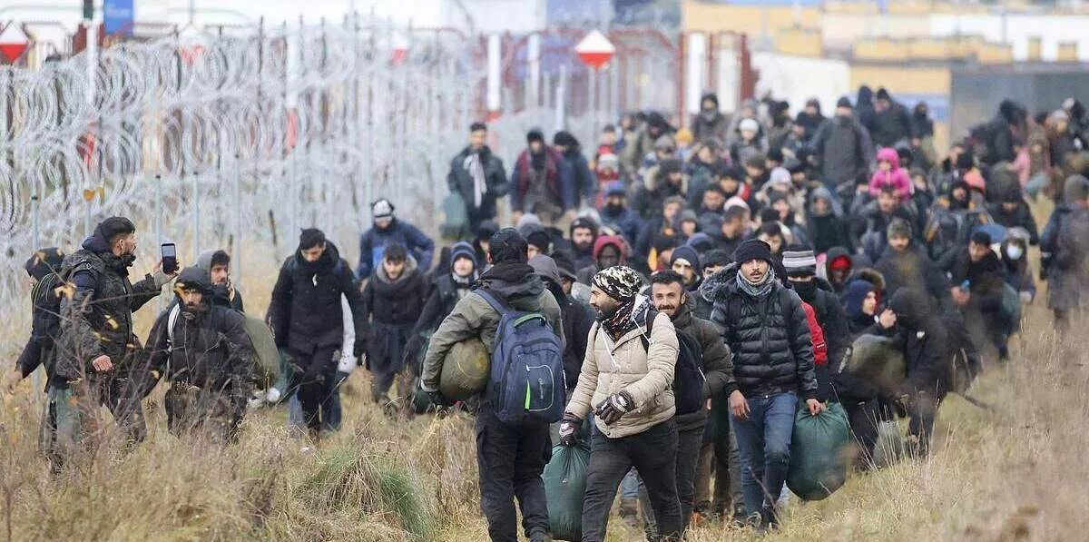  Толпа мигрантов ходит вдоль границы.  фото: картинки яндекса.