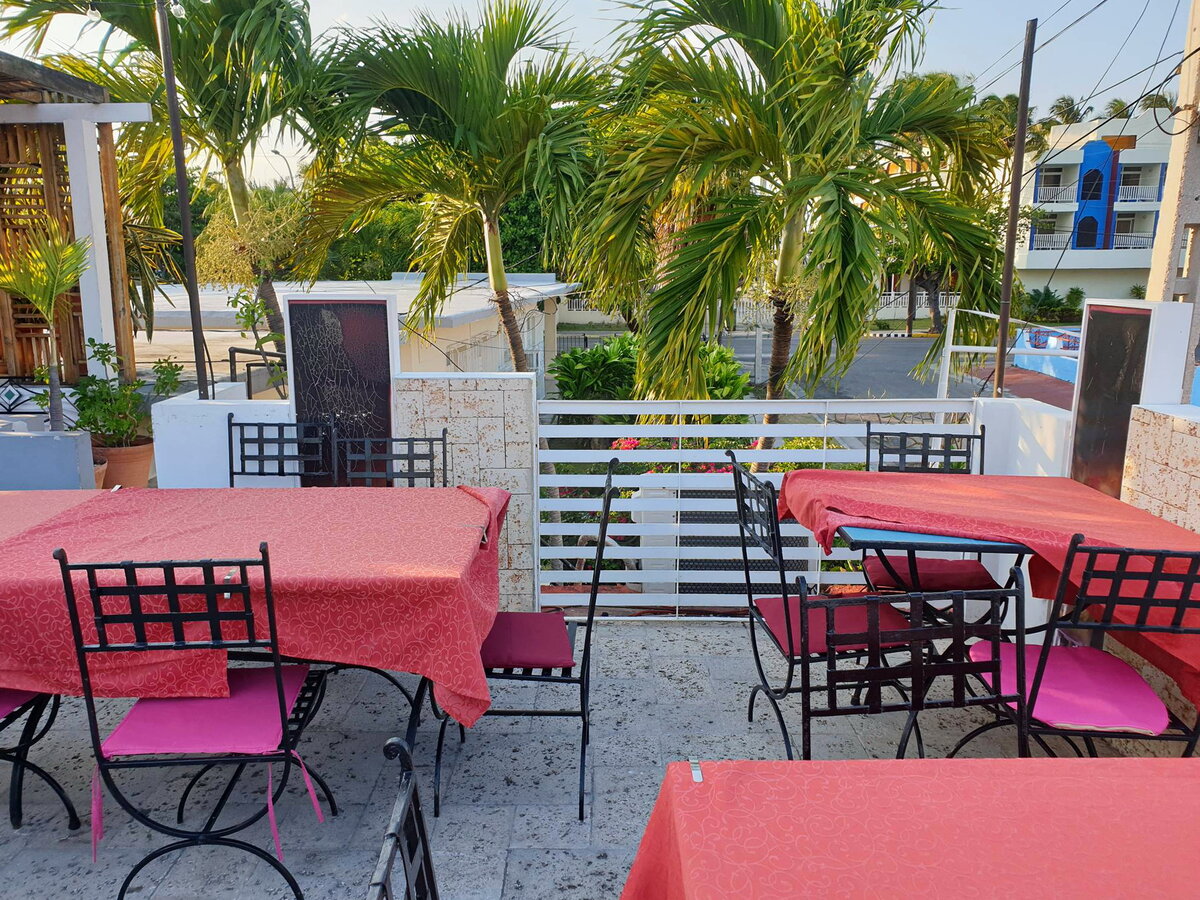 Красные скатёрки, розовые сидушки, кованая мебель