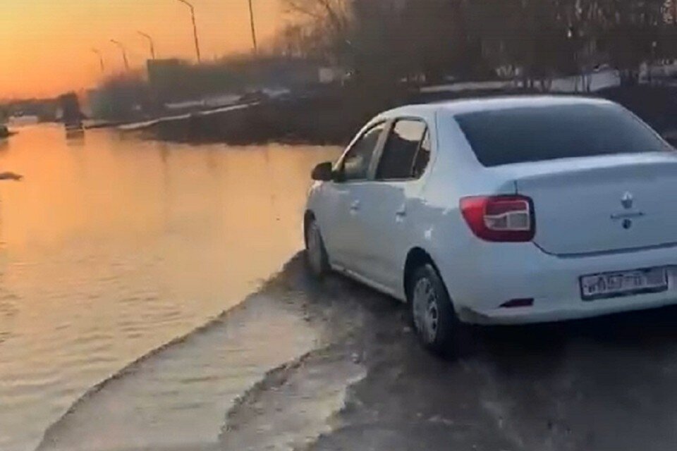     По луже идут большие волны. Фото: скриншот из видео АСТ-54.