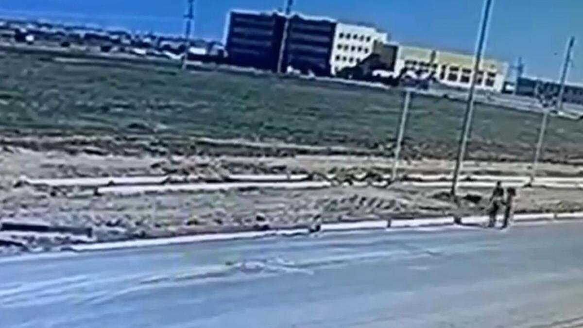    Девочки идут по улице:ДП Туркестанской области