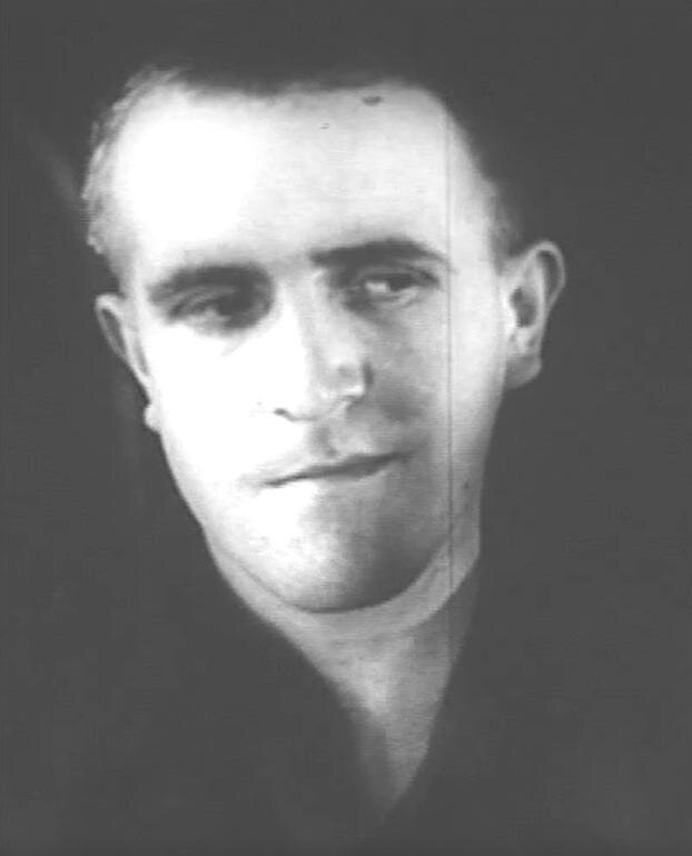 Арно Дюре ухмыляется на суде. Это один из 4 обвиняемых, который не попал на виселицу. На суде дал показания, что Катынский расстрел устроили нацисты, когда в 1954 году вернулся в ФРГ, публично отказался от своих показаний, заявив, что дал их под давлением.