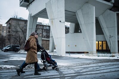    Прохожие у Дома авиаторов на Беговой улице в Москве ©Евгений Биятов РИА Новости