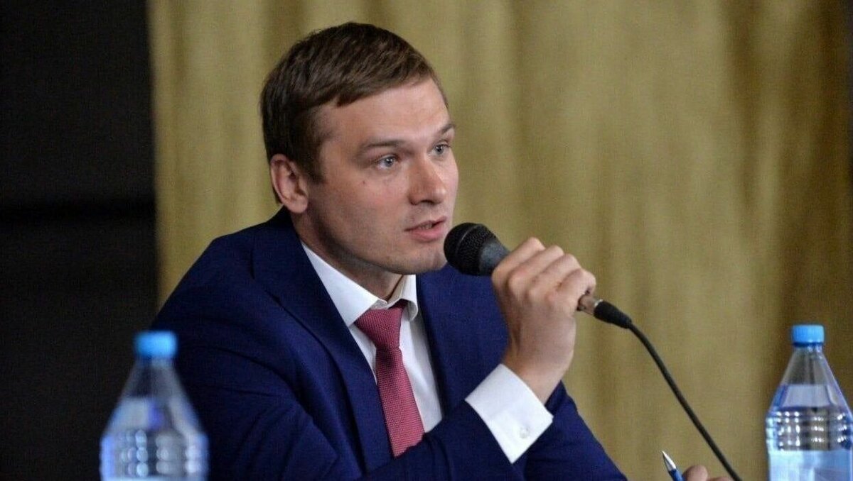     Глава Хакасии сможет занимать свой пост больше двух сроков подряд — в законе исключили положение, которое ограничивает сроки.