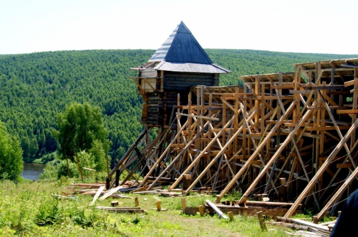    Туристы обратили внимание, что масштабная декорация к фильму «Сердце Пармы» разрушается.