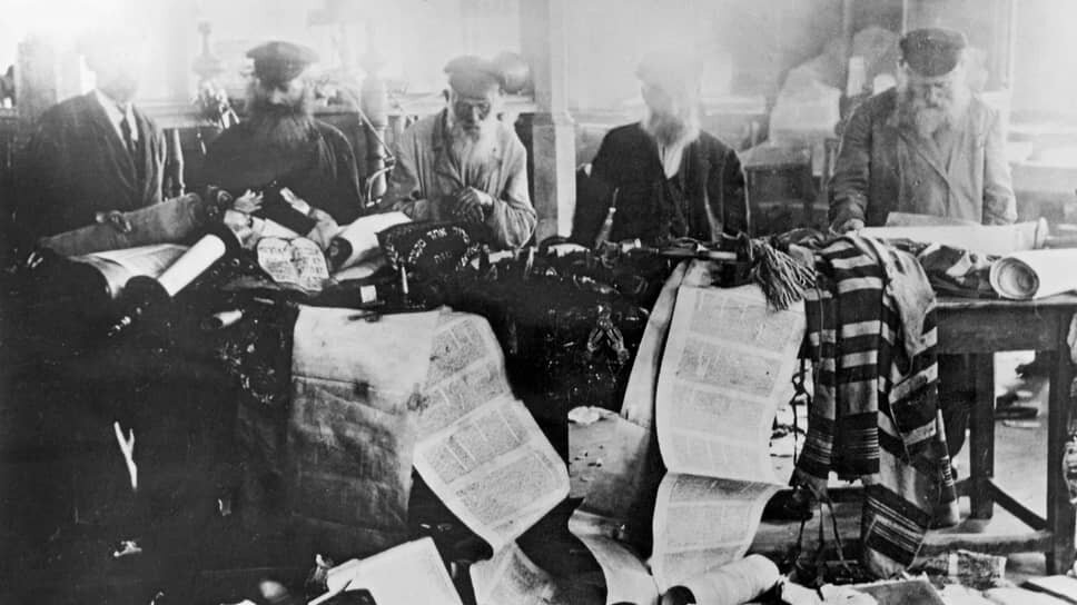 Фото: Jewish Chronicle / Heritage Images / Getty Images📷«Мы можем допустить,— писал раввин Швабахер,— что разнородные бедствия последнего времени и та нужда, которую терпит народ во всех отношениях, были причинами диких безобразий»