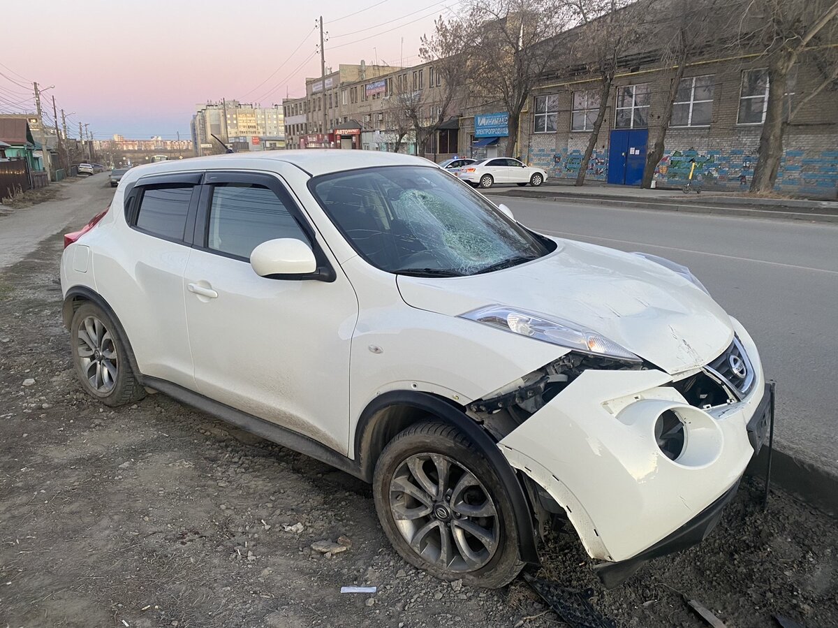 Новенький Ниссан Жук пострадал после столкновения с самокатом. Фото: ГИБДД Челябинска. 