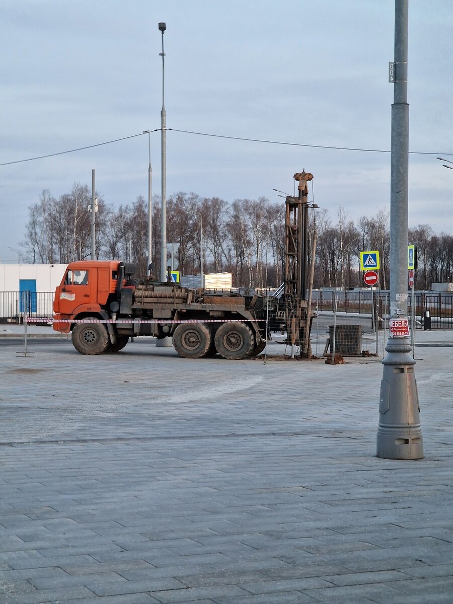 У метро Коммунарка работает буровая для соединительной ветви между депо и Троицкий линией